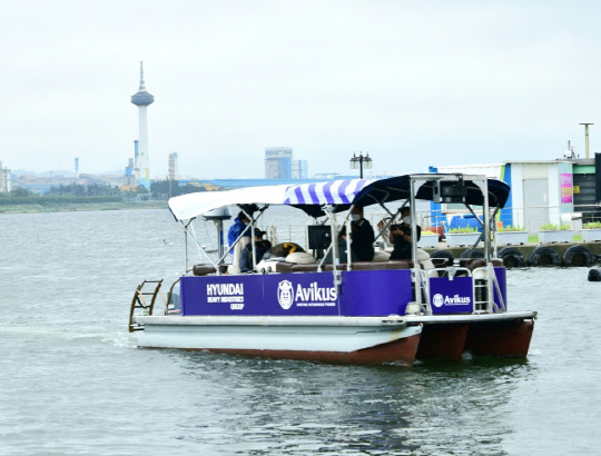 스마트십 선박 기술 확보를 위해 대형조선사를 비롯해 중형조선사들까지 뛰어들면서 경쟁이 치열해지고 있다. 사진은 지난 6월 현대중공업그룹 자율운항 전문 사내벤처 아비커스가 선박 자율운항 시연회를 하고 있는 모습. <현대중공업그룹 제공>
